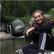 Ragazza neodiplomata al liceo scientifico, attualmente in preparazione al test di Medicina